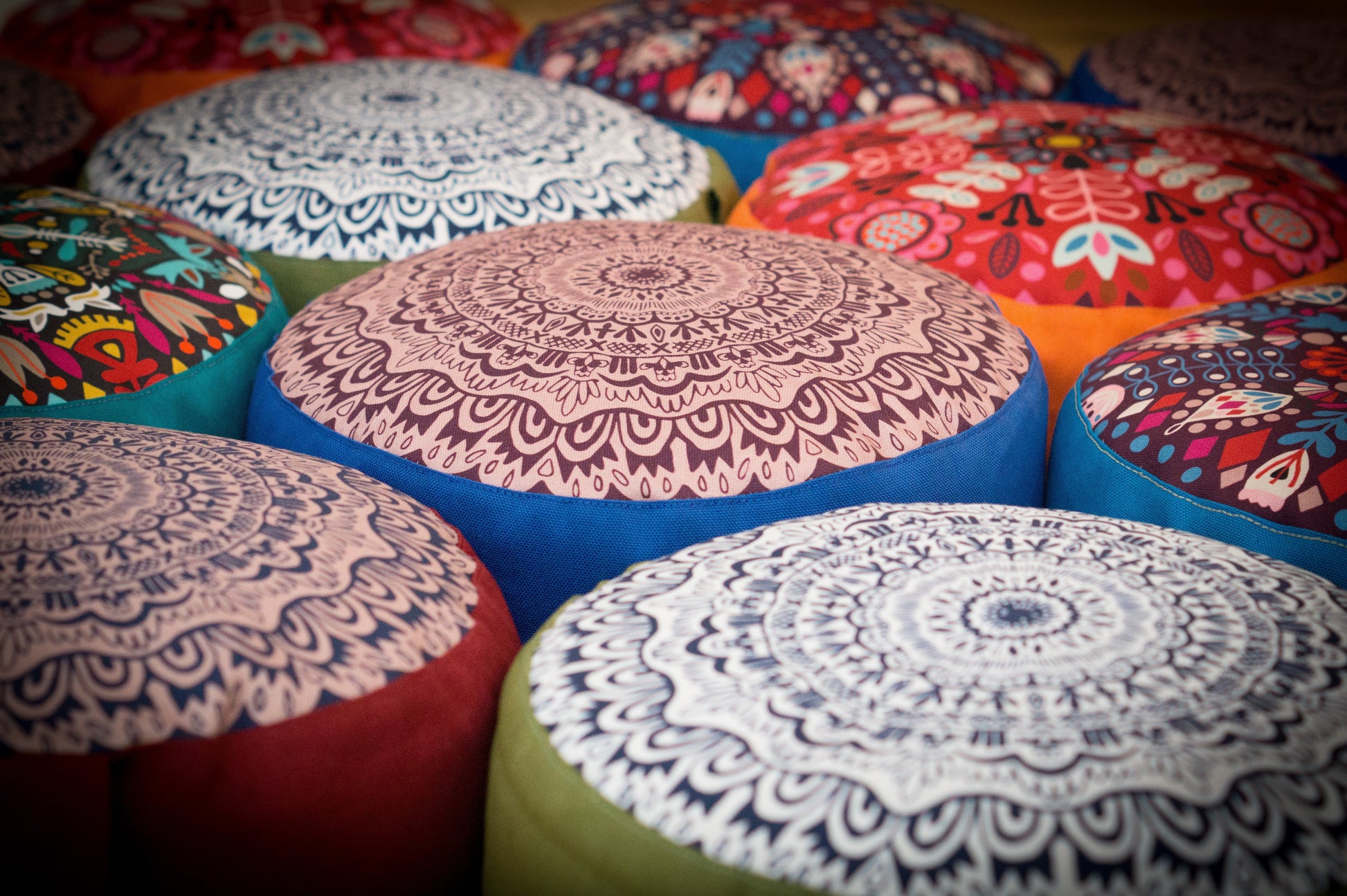 rundes Meditationskissen mit Dinkelspelzfüllung bunt mit Mandala