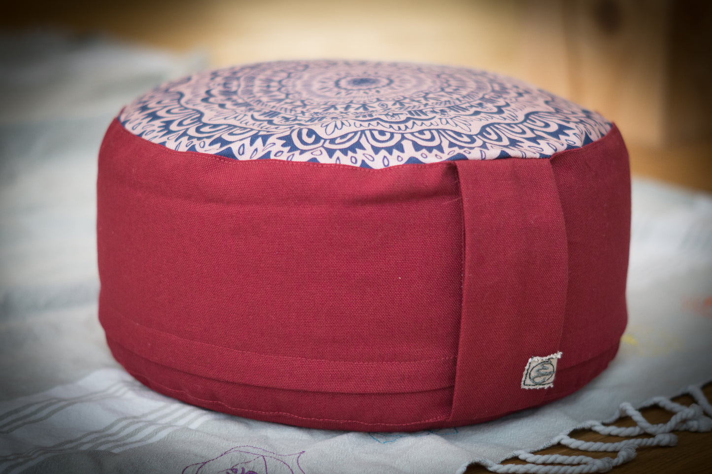 rundes Yogakissen rot Mandala Trageschlaufe